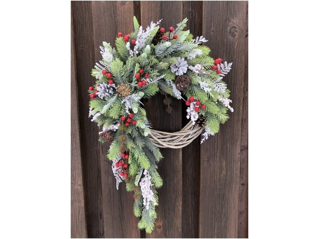 Zimní věnec se šiškami a červenými bobulemi